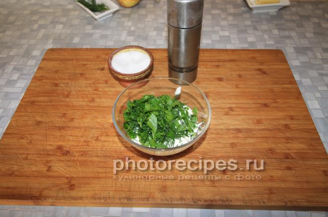 В сметану добавим нарубленную зелень