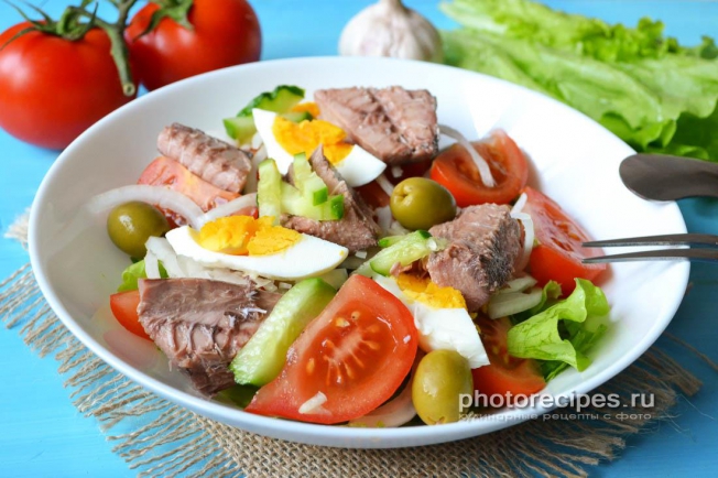 Фото салата с консервированным тунцом и помидорами