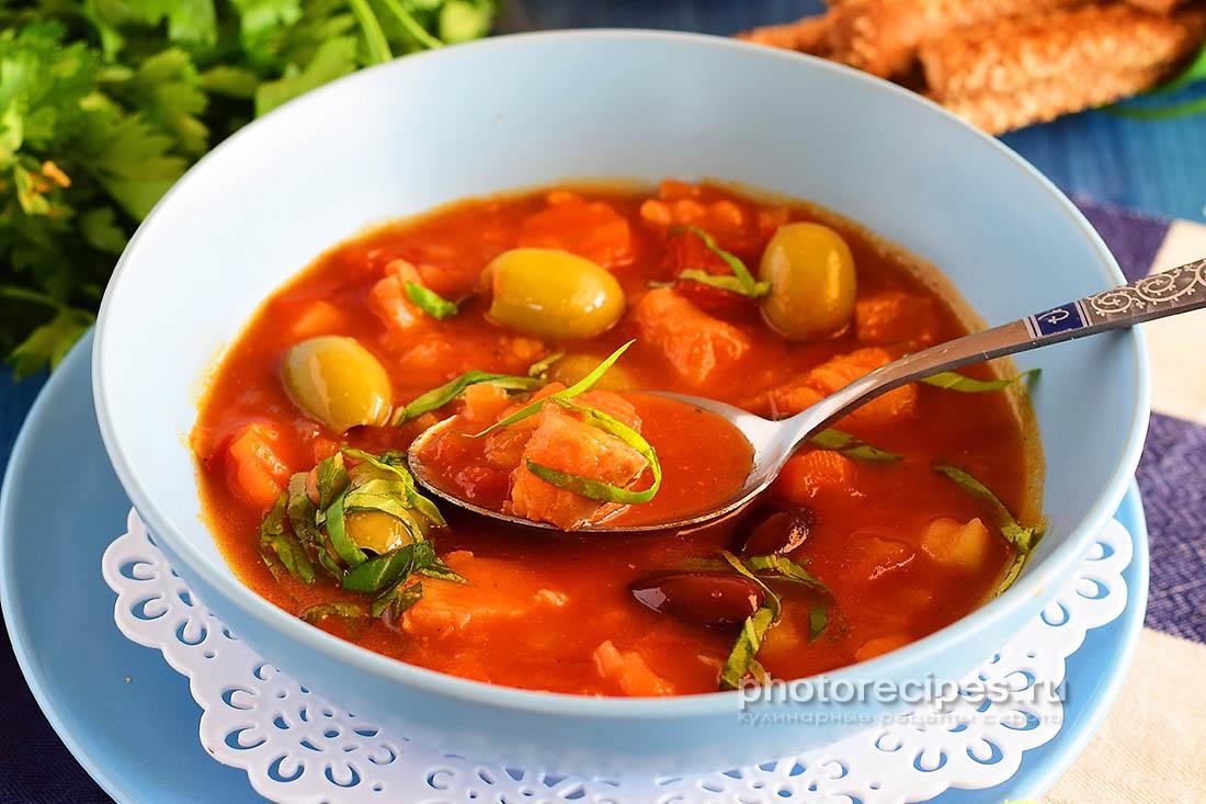 Рыбный суп из томатной консервы. Томатный рыбный суп. Рыбный суп с помидорами. Томатный суп с рыбой. Рыбный суп в томатном соусе.