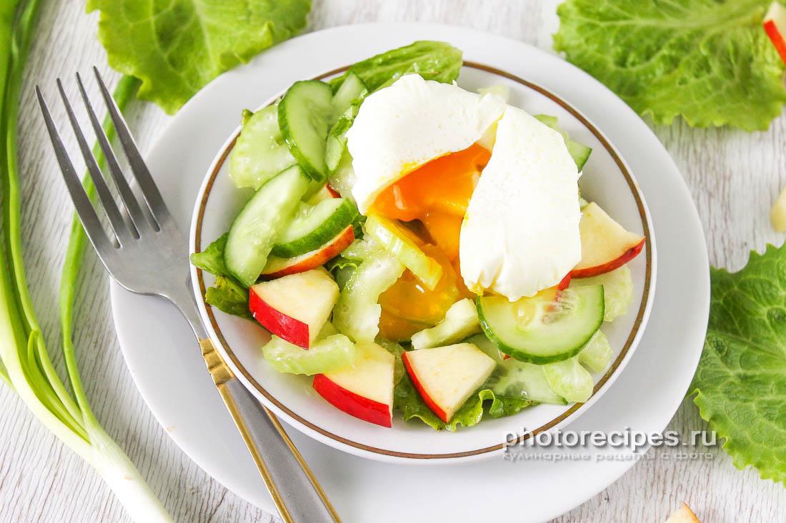Салат с сельдереем и яйцом-пашот