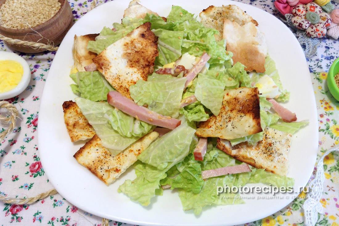 Салат с пекинской капустой копченым балыком и домашними чипсами