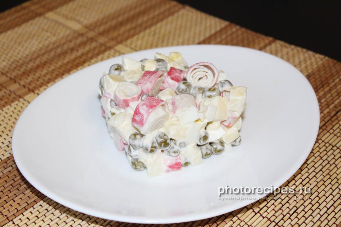 Салат c крабовыми палочками и яблоком