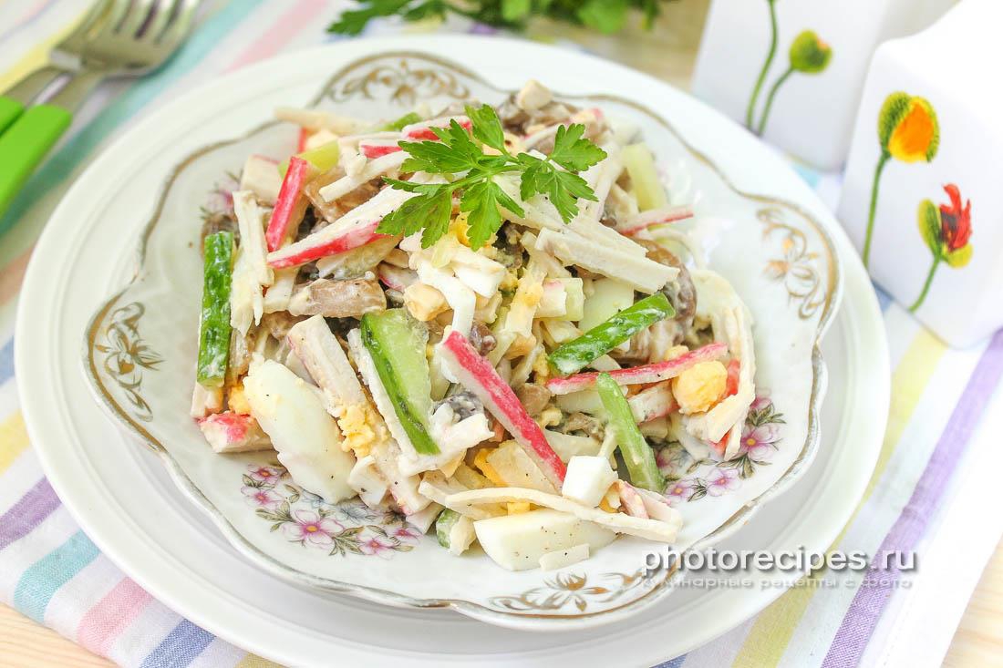 Салат с жареными грибами, огурцом и крабовыми палочками